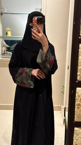 عباية ليان الورد الاحمر