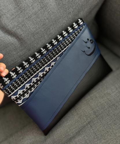 باوتش جلد اسود بقطعه منقوشة علويه ومسكة جلد كحلي