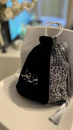 كيس للعبايه شامواه بتطريز اسم وقطعه جانبيه منقوشه