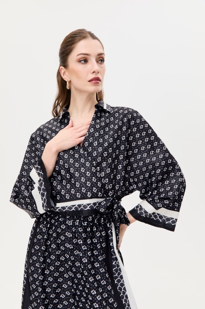 بلوزة مطبعة بنمط لف