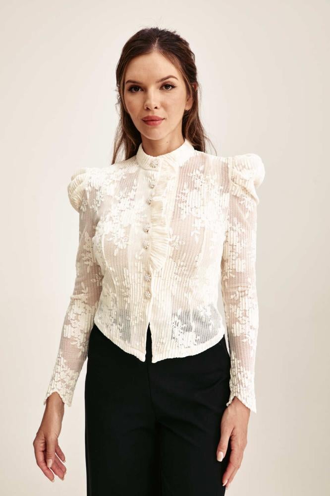 بلوزة دانتيل بأكتاف منفوخة