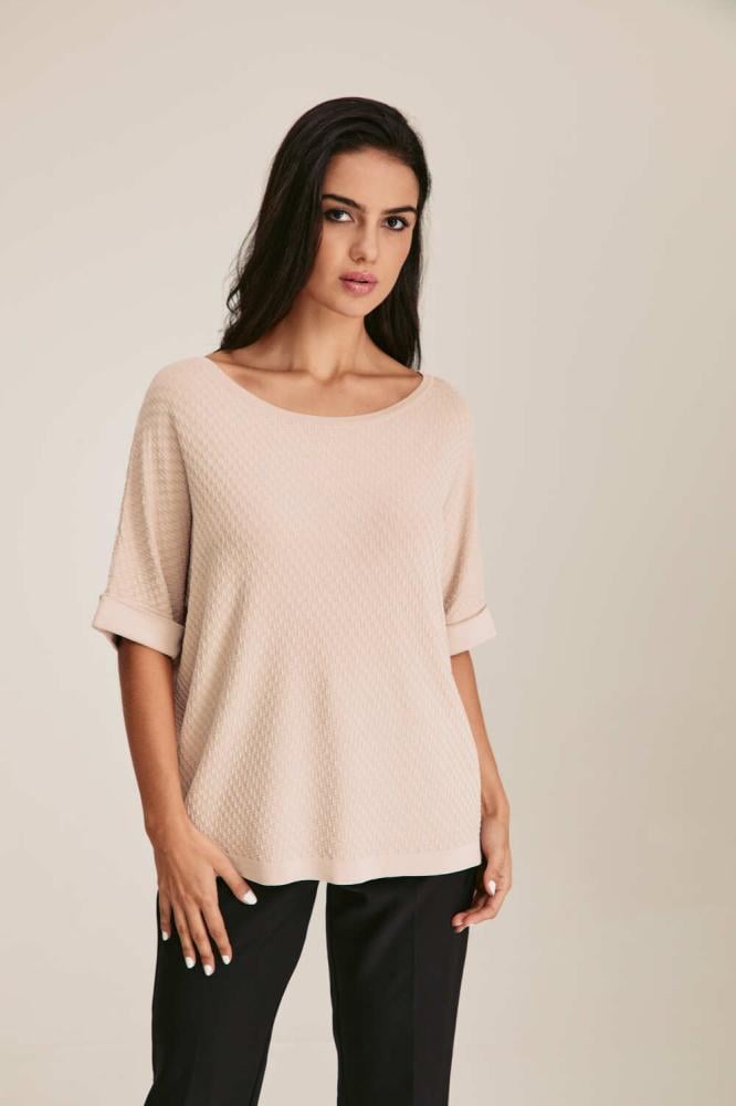 بلوزة واسعة بأكمام قصيرة