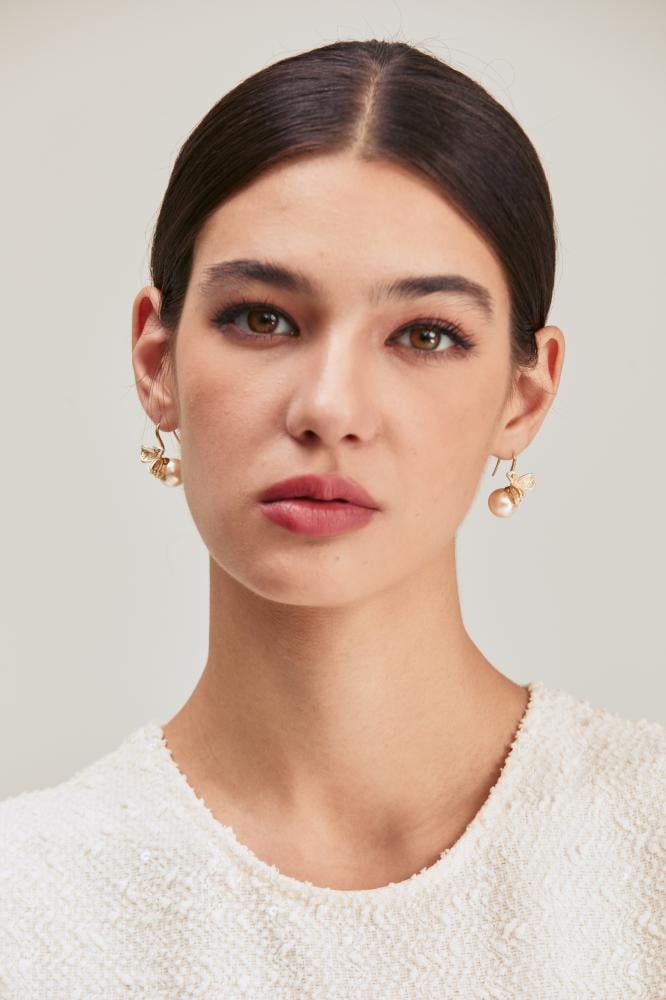 حلق مزين باللؤلؤ بخطاف إغلاق