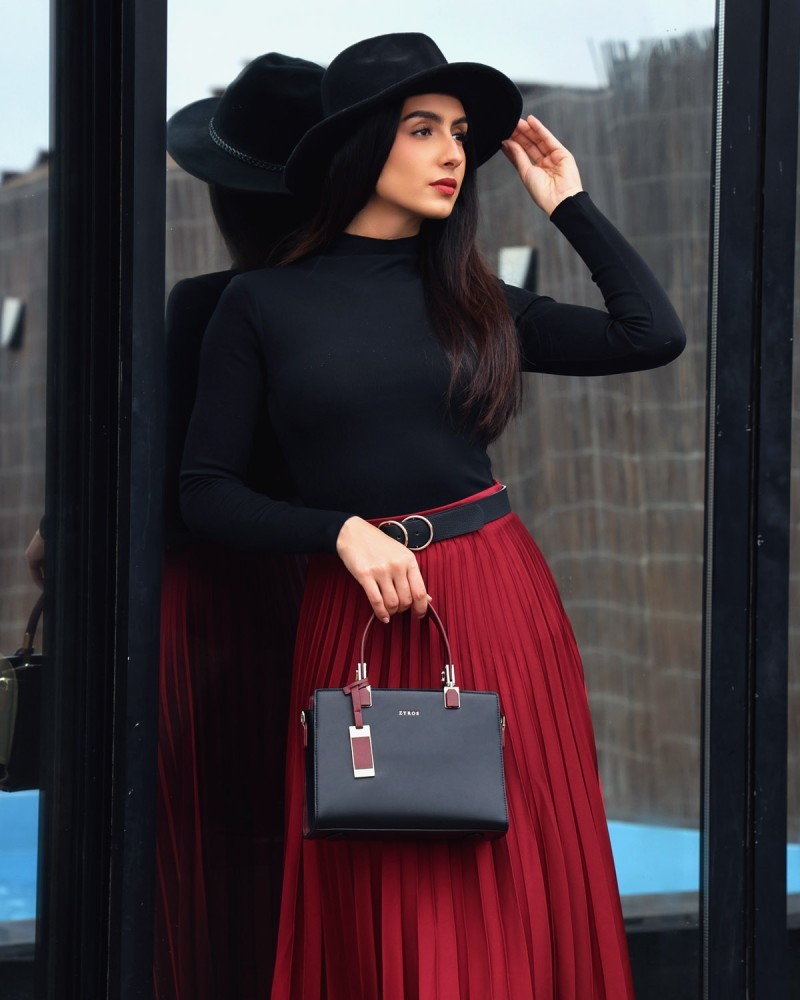 ‎ شنطة نسائية بتصميم أنيق بلون أسود