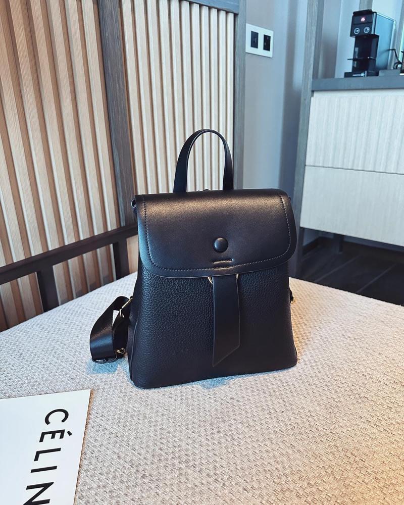 شنطة ظهر من الجلد باللون الأسود