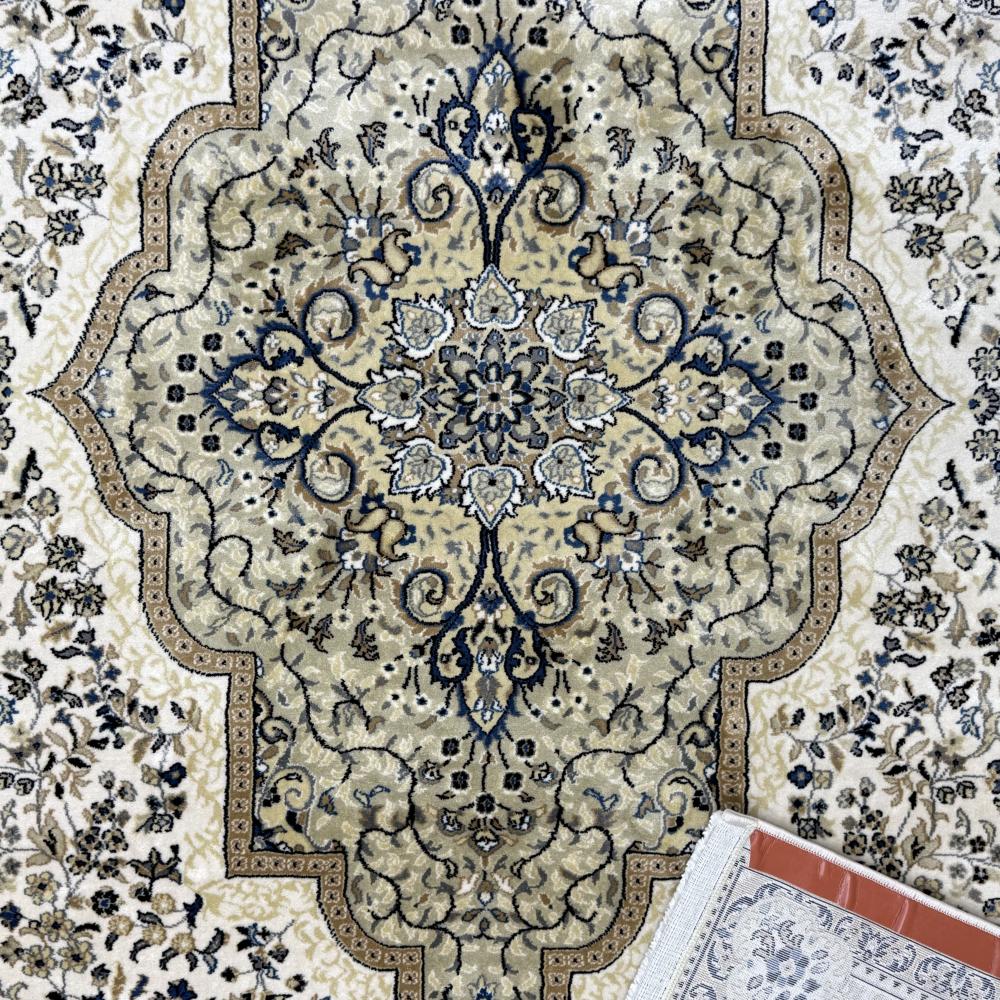 سجاد كلاسيك مخملي فاخر كريم