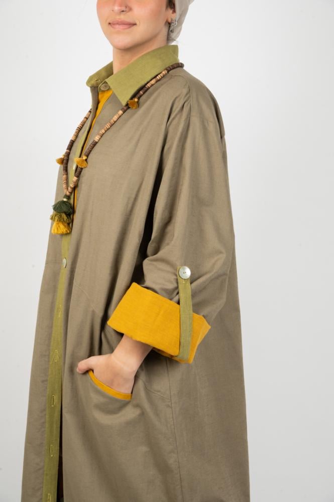 كارديغان بني بأكمام صفراء