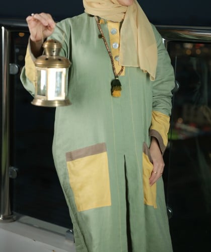 ثوب أخضر مع تفاصيل ملونة