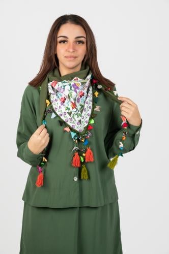 سكارف بنقشة ملونة وأساس أخضر