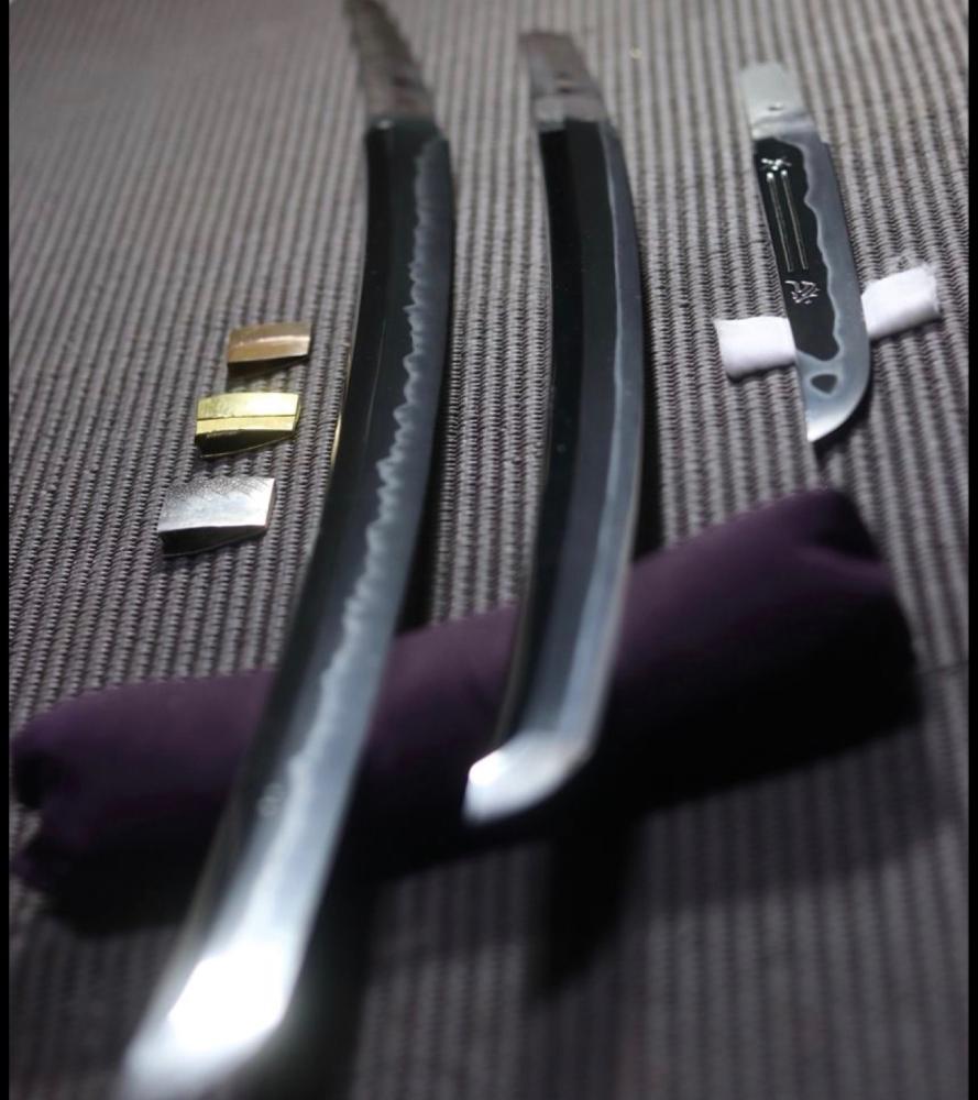 ما هي مميزات السيوف المصنوعة يدويا ولماذا تزداد قيمتها عن سيوف العرض ؟