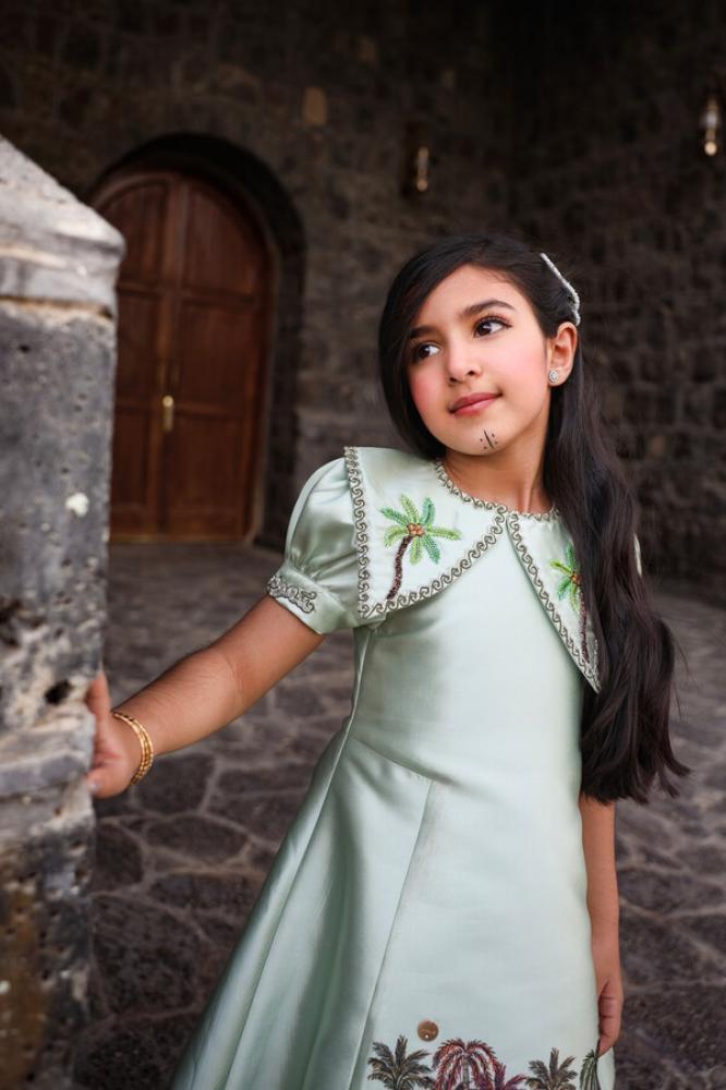 فستان بتصميم وطني انيق