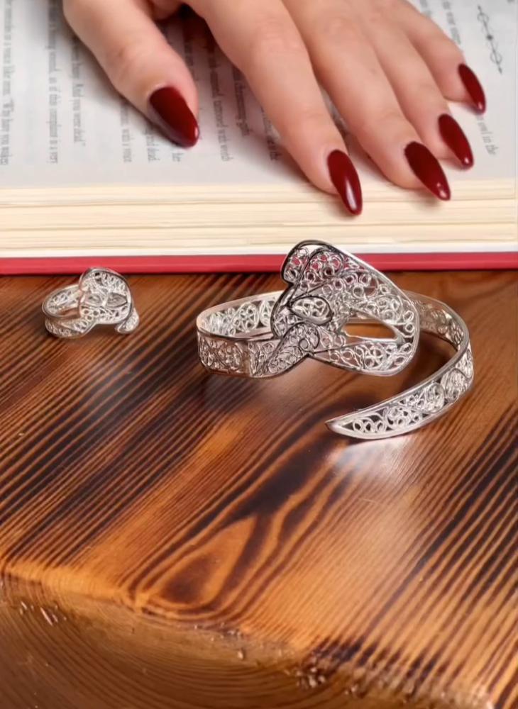 بكج نسائي زخرفه الحرف العربي