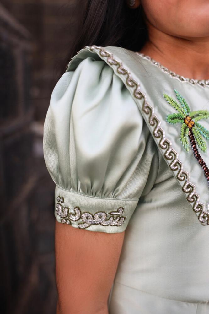 فستان بتصميم وطني انيق