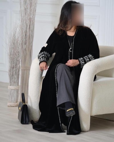 عباية مخمل اسود بشك فضي بالاكمام