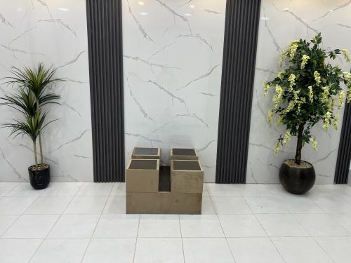 طقم طاولات حبه كبير وأربع صغير خشب ملبس قماش مخمل...