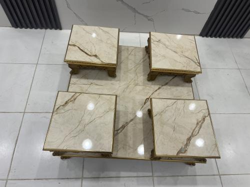 طقم طاوله حبه وأربع صغير إطار ذهبي بديل رخام