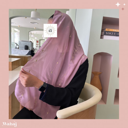 طرحة بينك بتطريز ذهبي