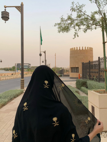 طرحة سيفين ونخله بتطريز ذهبي