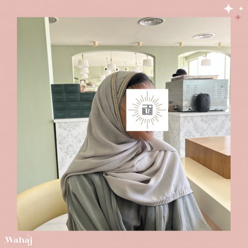 طرحة رمادية بكُلفة على الطرف