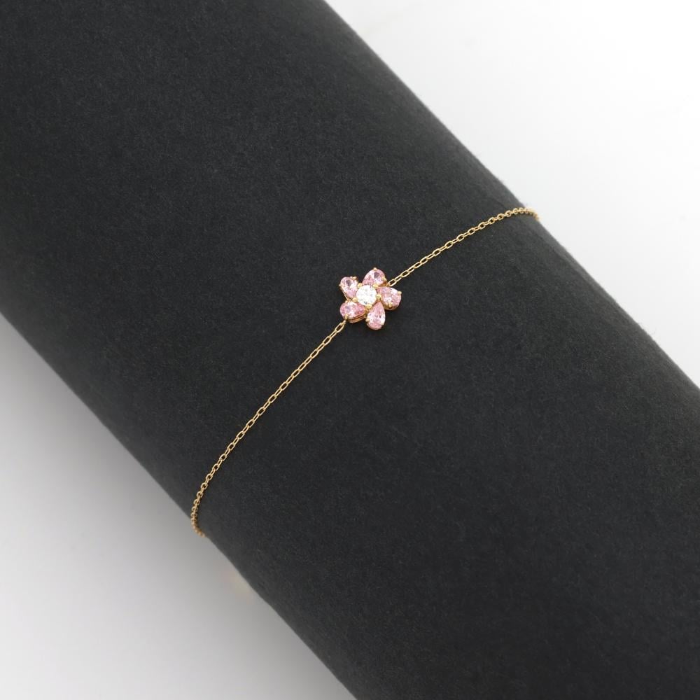 Delicate gold bracelet with flower design
