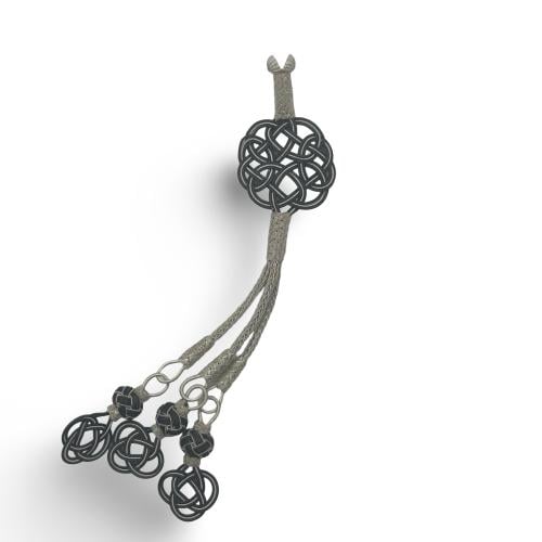 طربزونه فضه بتصميم مميز بعقده وسطيه باطراف ثلاثيه ومشبك كبس. عيار 1000