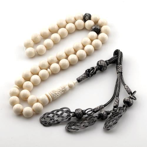 سبحه من عاج الفيل بخرز كروي و شاهد منقوش منظومه بطربزونه فضه بلون فضي غامق بتصميم حلقي مستطيل وعقده وسطيه باطراف ثلاثيه