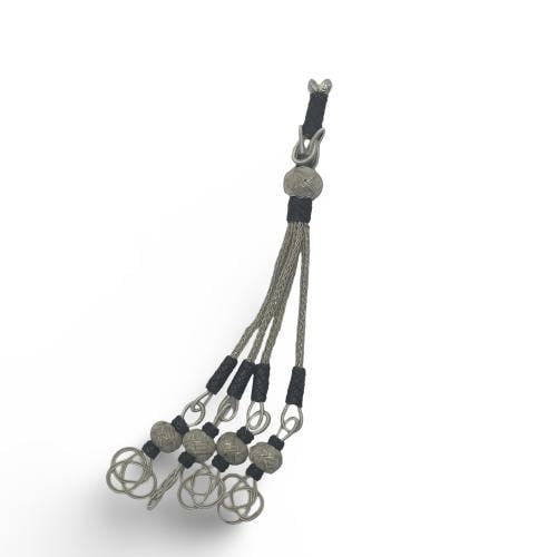 طربزونه فضه بتصميم حلقي ثلاثي و اطراف رباعيه ومشبك كبس. عيار 1000