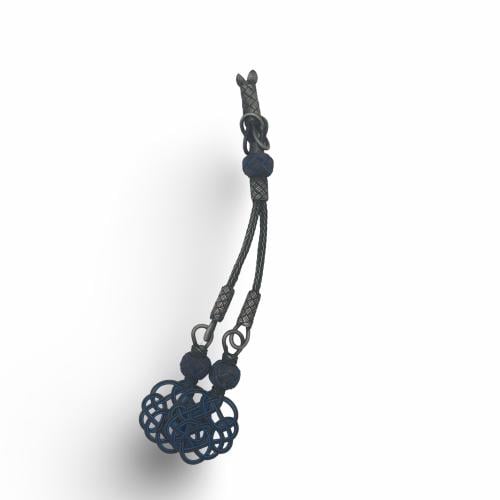 طربزونه فضه بلون فضي غامق وازق بتصميم عقدات و اطراف ثنائيه ومشبك ربط. عيار 1000