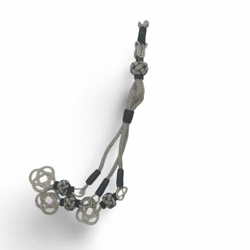 طربزونه فضه بتصميم حلقي ثلاثي وعقده وسطيه باطراف ثلاثيه ومشبك كبس. عيار 1000