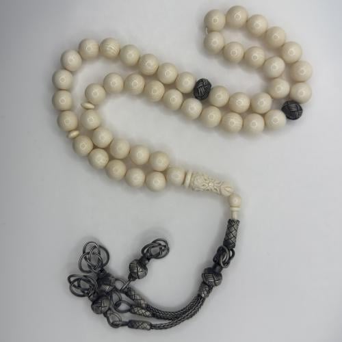 سبحه من عاج الفيل بخرز كروي و شاهد منقوش منظومه بطربزونه فضه بلون فضي غامق بتصميم حلقي ثلاثي و اطراف ثلاثيه