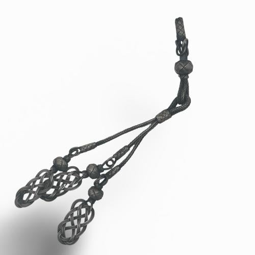 طربزونه فضه بتصميم حلقي مستطيل وعقده وسطيه باطراف ثلاثيه ومشبك ربط. عيار 1000