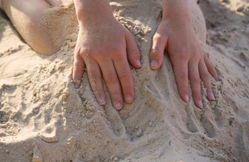 الرمل… شفاء بسيط من حضن الأرض