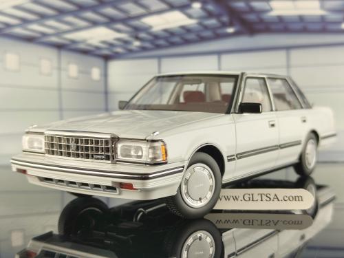 Toyota Crown MS122 White (Red Interior) 1:18 XiaoGuang 8250611W-1
