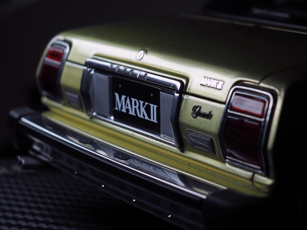 Toyota MarkII Sedan Grande (MX41) Gold 1:18 Ignition Model
