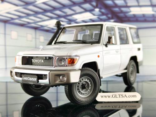 Toyota Land Cruiser 76 White 1:18 Almost Real 870103