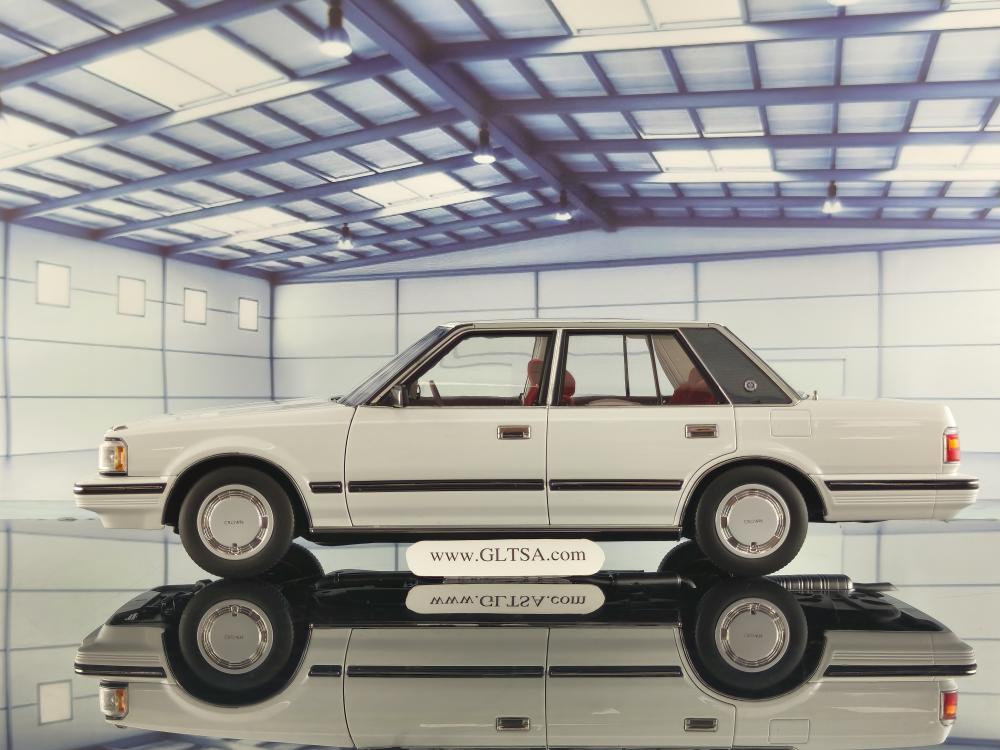 Toyota Crown MS122 White (Red Interior) 1:18 XiaoGuang