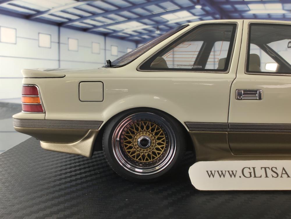 Toyota Soarer (Z20) 3.0GT-LIMITED White/Gold 1:18 Ignition