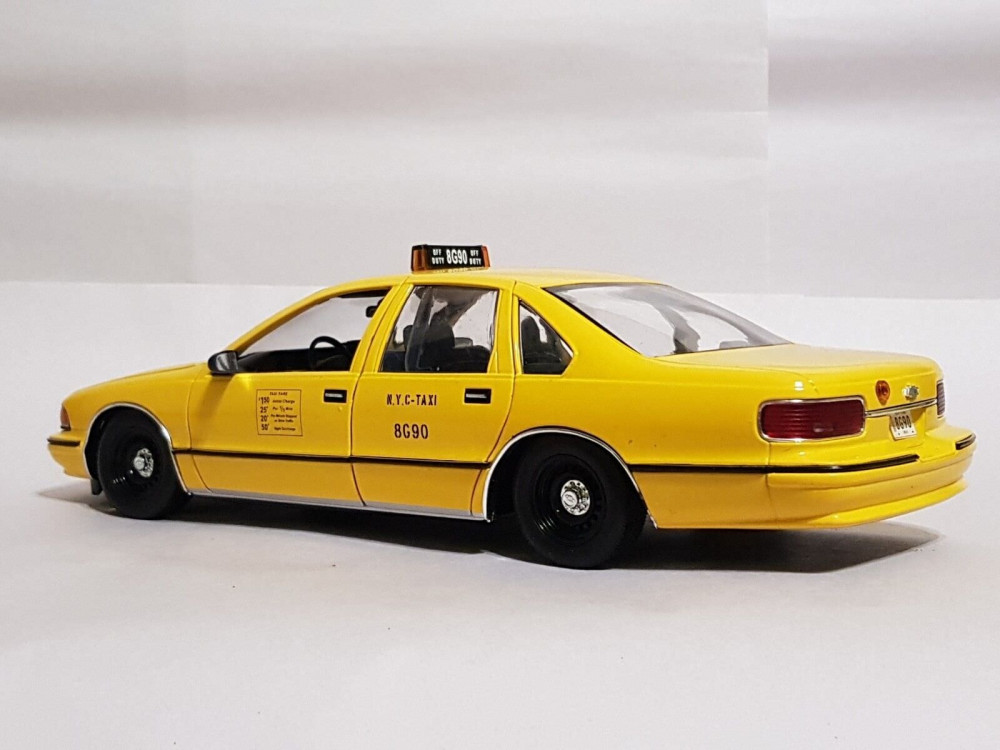 RARE Chevrolet Caprice Taxi NYC Yellow 1:18 UT Models 142095
