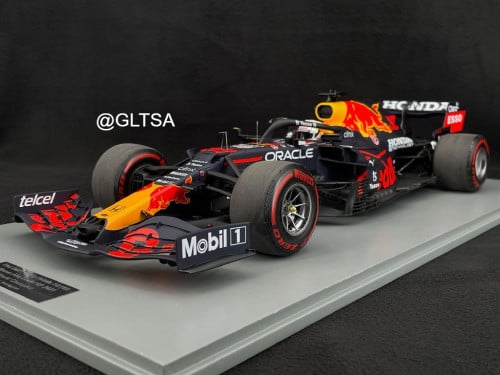 PRE-OWNED RARE Red Bull F1 RB16B Max Verstappen #33 Winner Abu Dhabi Formula 1 World Champion 2021 1:12 Spark 12S032 LIMITED 2021 PCS