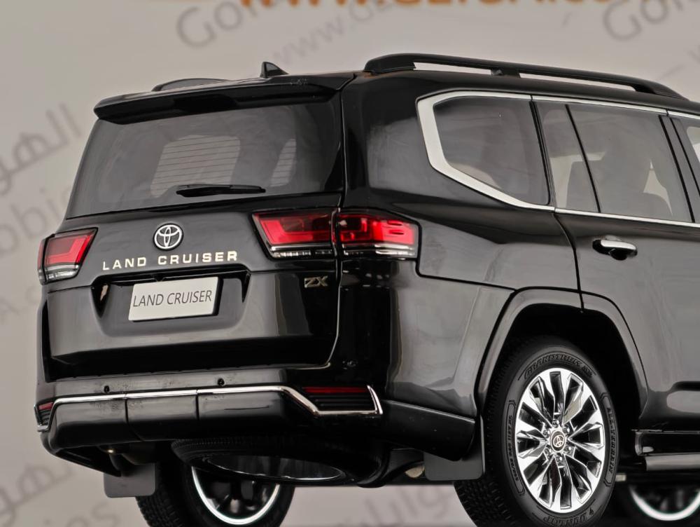 Toyota Land Cruiser LC300 ZX Black 1:18 LCD Models LCD18013-ZX-BL