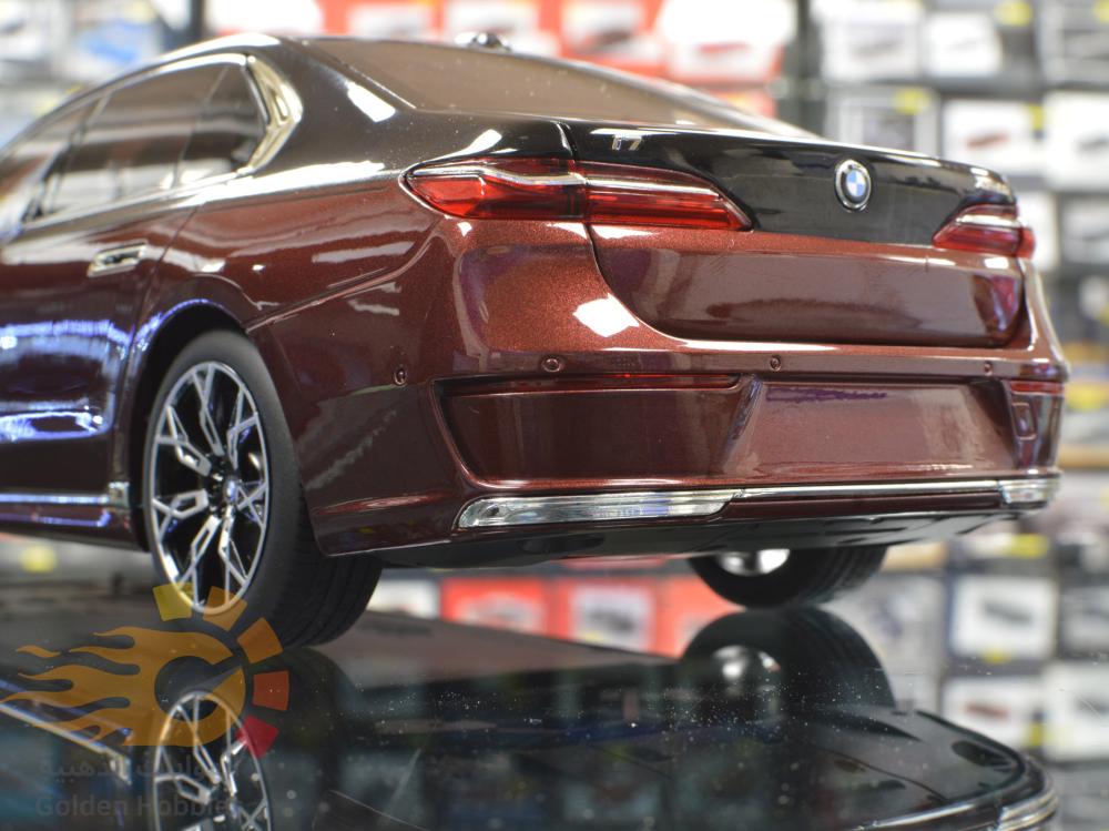 BMW i7 Black and Red Metallic 1:18 Minichamps 110023201