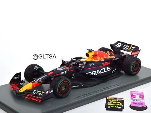 Oracle Red Bull Formula 1 RB18 Japan with World Champion Board 2022 F1 Max Verstappen 1:18 Spark 18S774