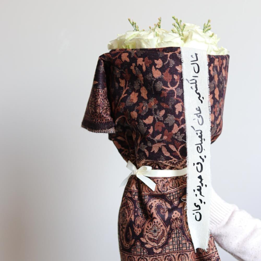 باقة ورد شال كشميري بتنسيق شتوي أنيق