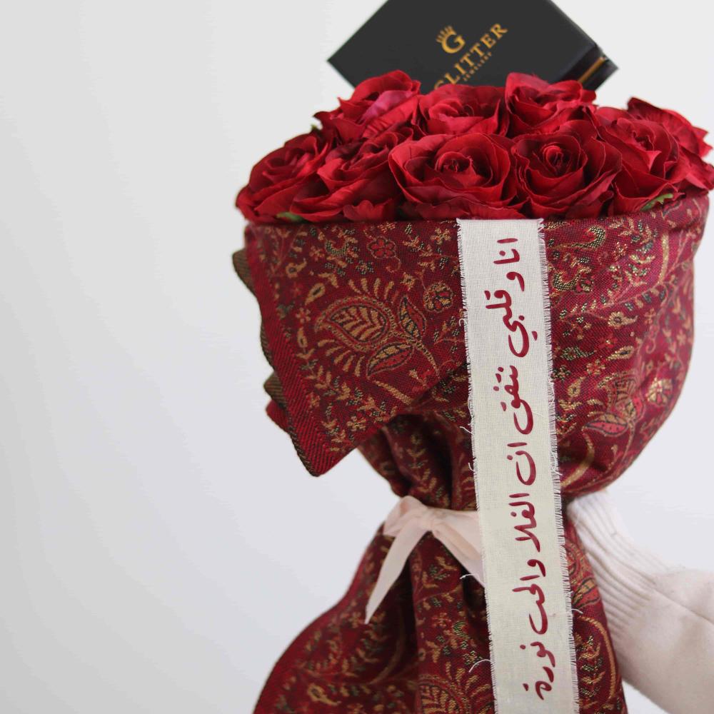باقة ورد شال كشميري بتنسيق شتوي أنيق