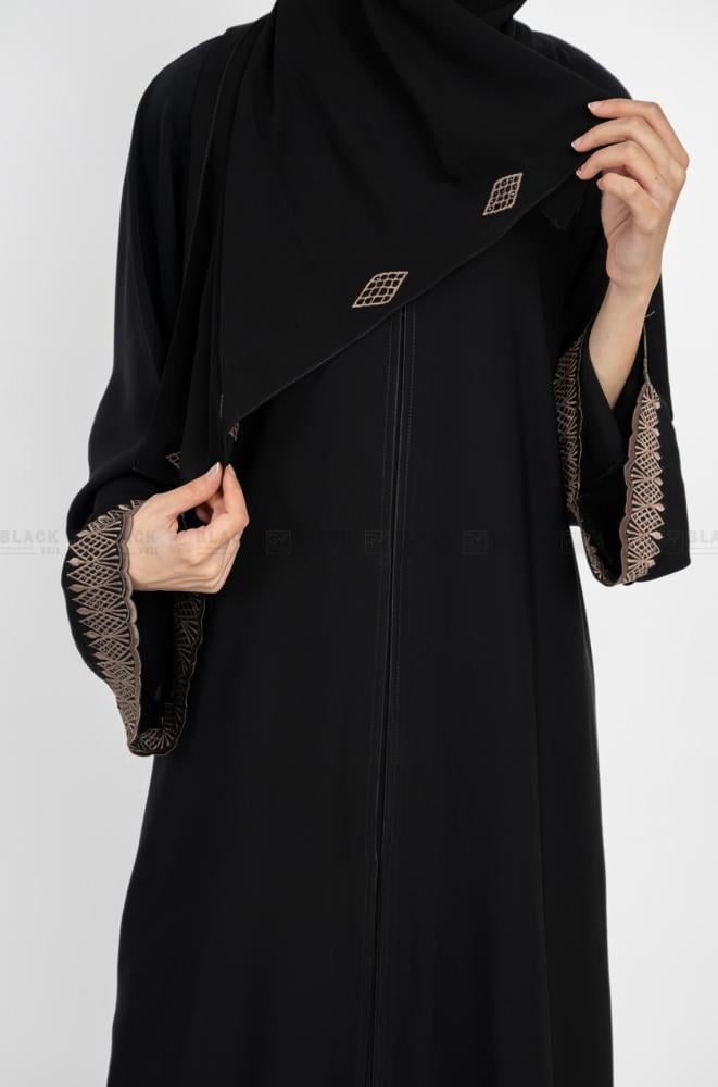 عباية مطرزة