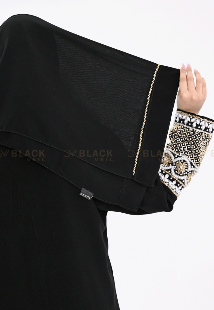عباية كتف ملكي مطرزة