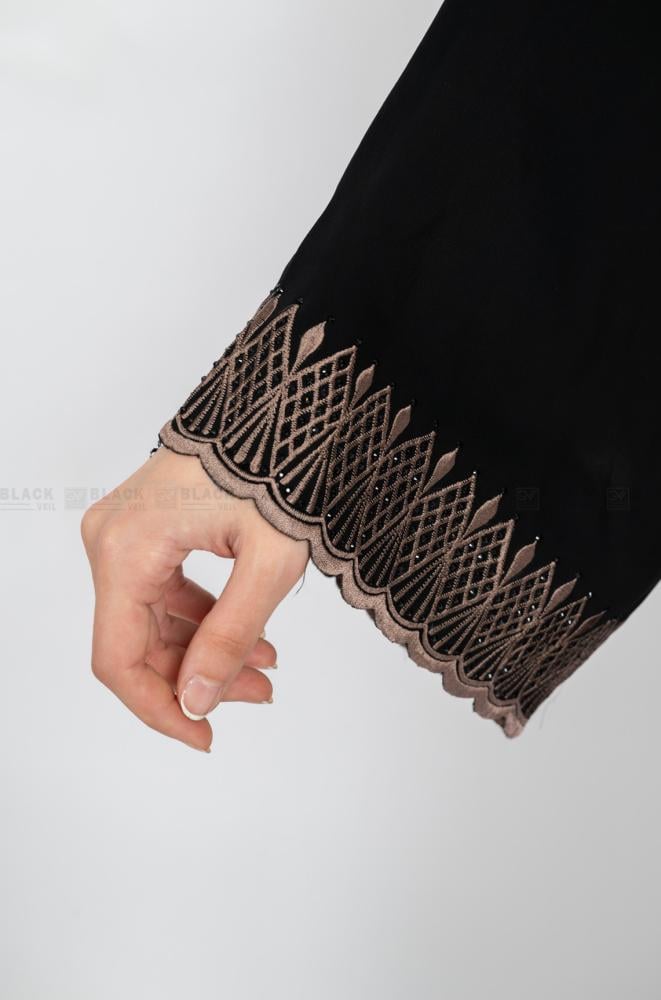 عباية مطرزة