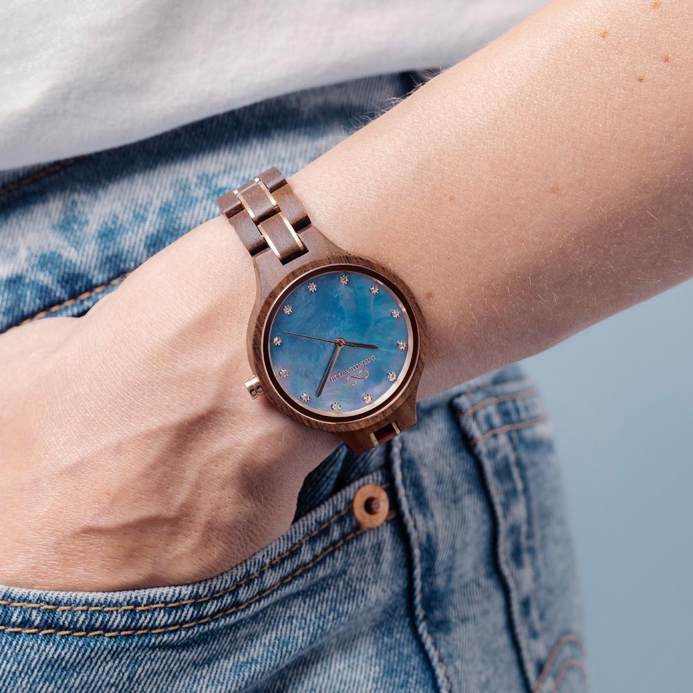 ساعات خشبية راقية بهوية محلية مستوحاة من خشب جوز الرياض