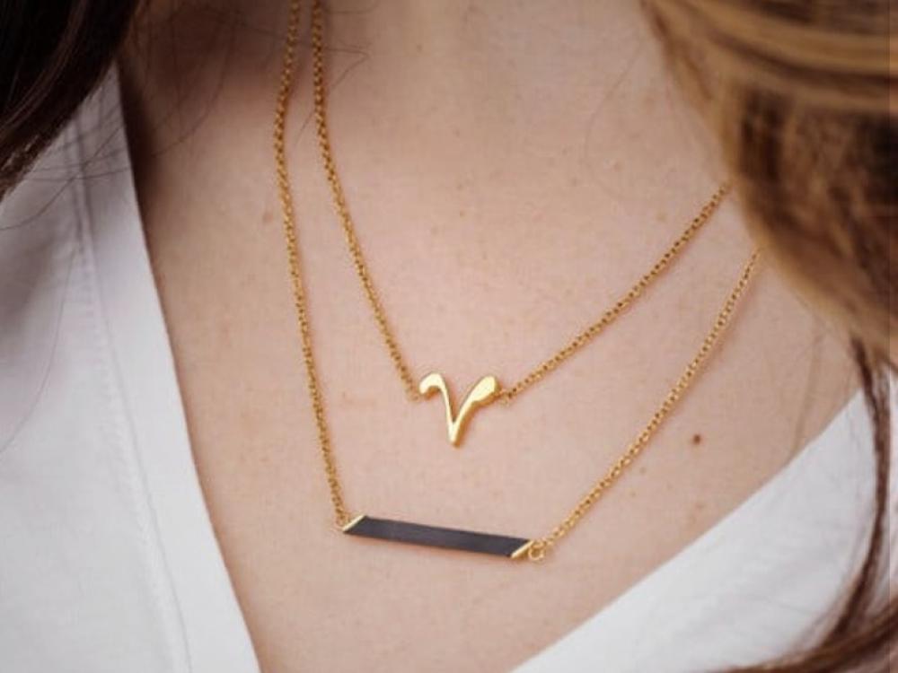 أساور وقلادات