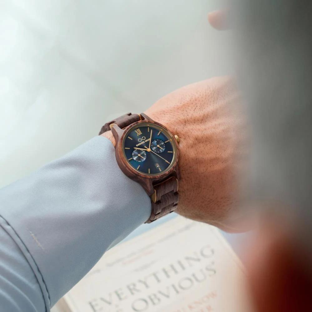 اكتشف تشكيلات الساعات الخشبية الفاخرة من خلال مخزون الخشب بالرياض